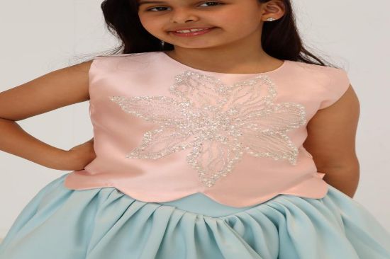 صورة فستان سهرة مزيج الفخامة والاناقه  باللونين الوردي الفاتح والسماوي